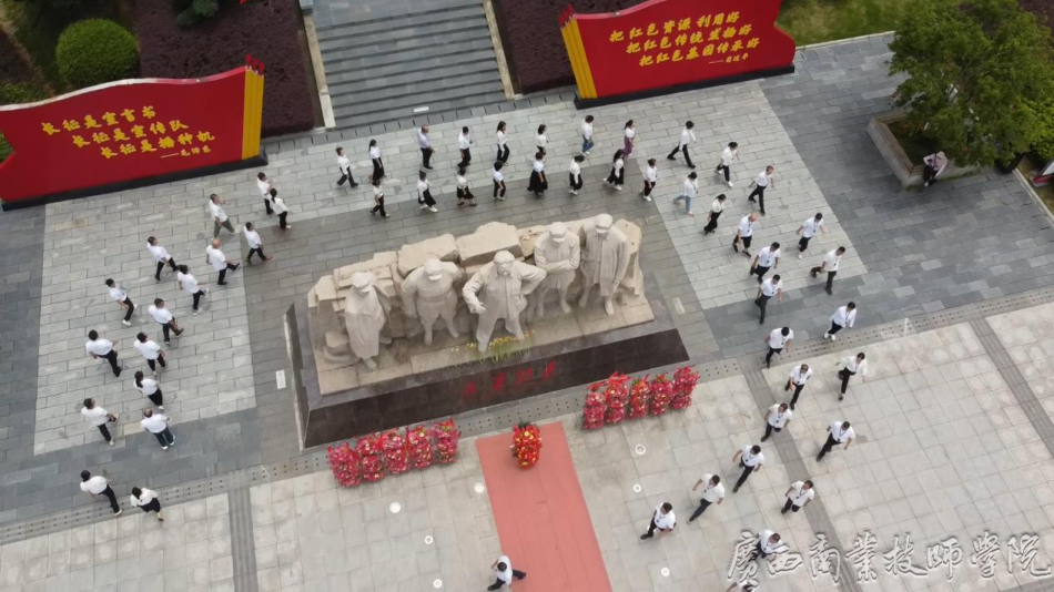 绕场一周瞻仰先烈.png