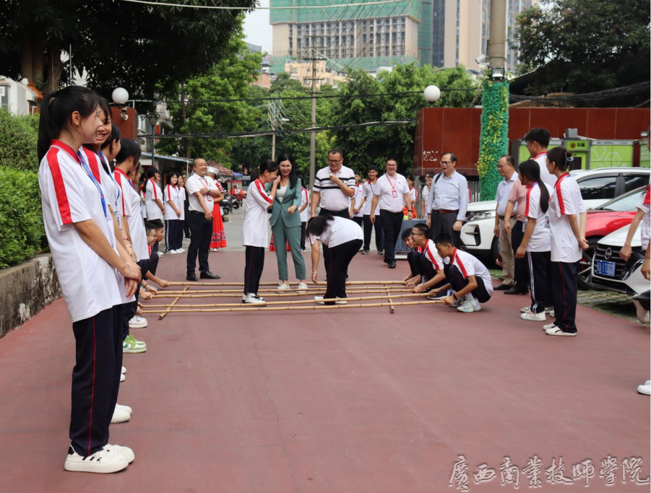 热情接待来访领导.png