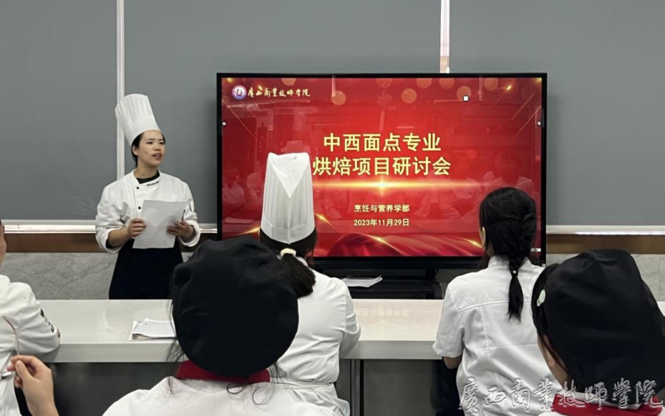 钟尚金介绍出席活动的领导.png