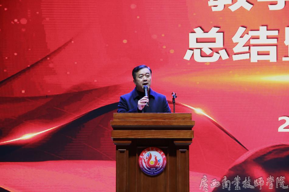 段文清副院长主持并介绍大赛基本情况.JPG