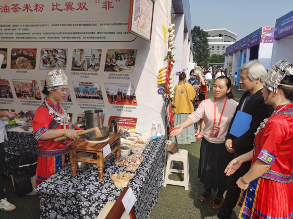 参加自治区职业教育活动周展示现场