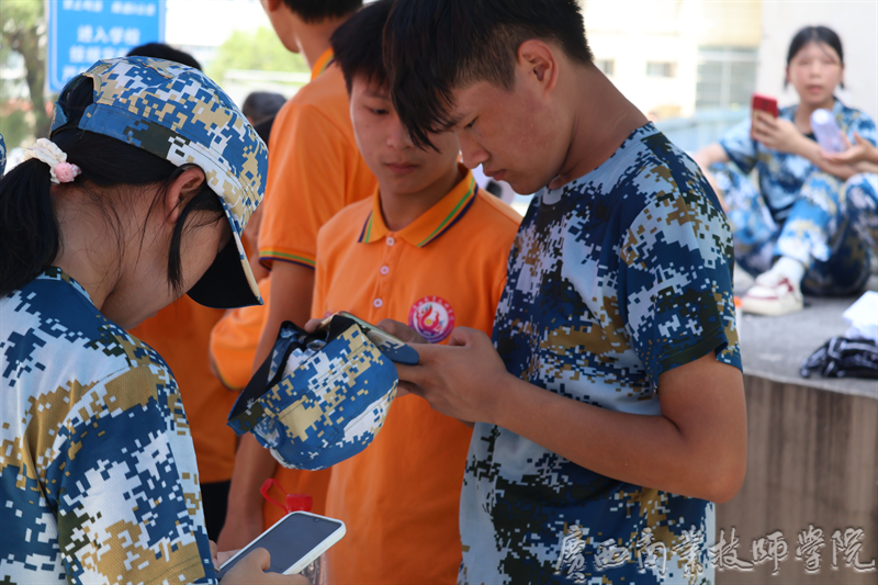 学生会、广播站招新现场3.png