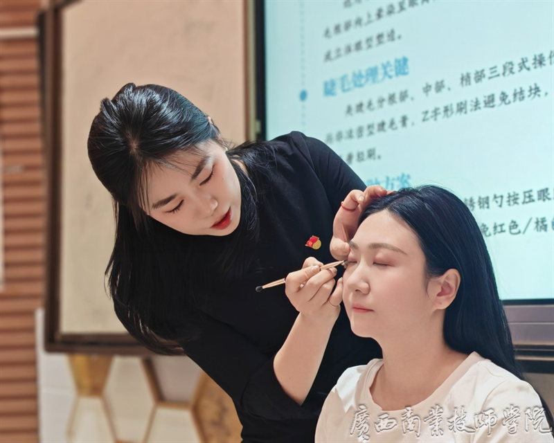 卢芳主任现场展示化妆技巧.png