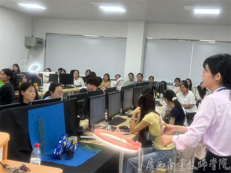 梁奕文教师给同学们授课.jpg