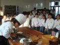 04届毕业生黄夏冰同学回校进行裱花蛋糕表演