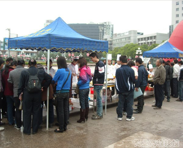 我校在市中心广场参加春风行动活动花絮