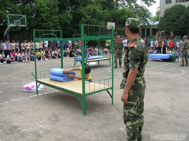 学生练习叠被子场景2