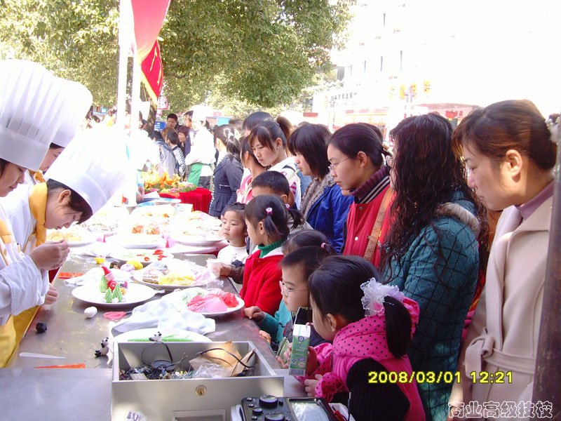 我校师生为市民传授烹饪技艺