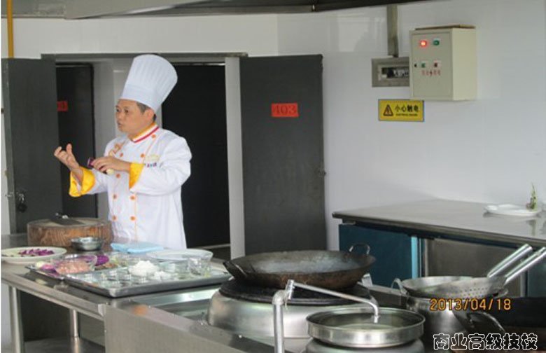 《桂林风味菜肴实例教材》在我校拍摄
