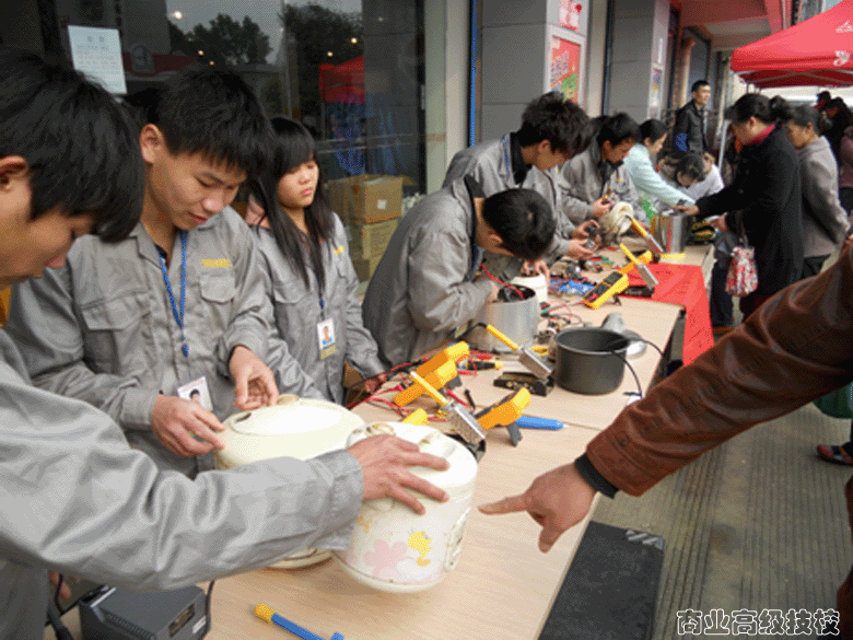 电子电器应用与维修专业学生开展“为民服务”活动