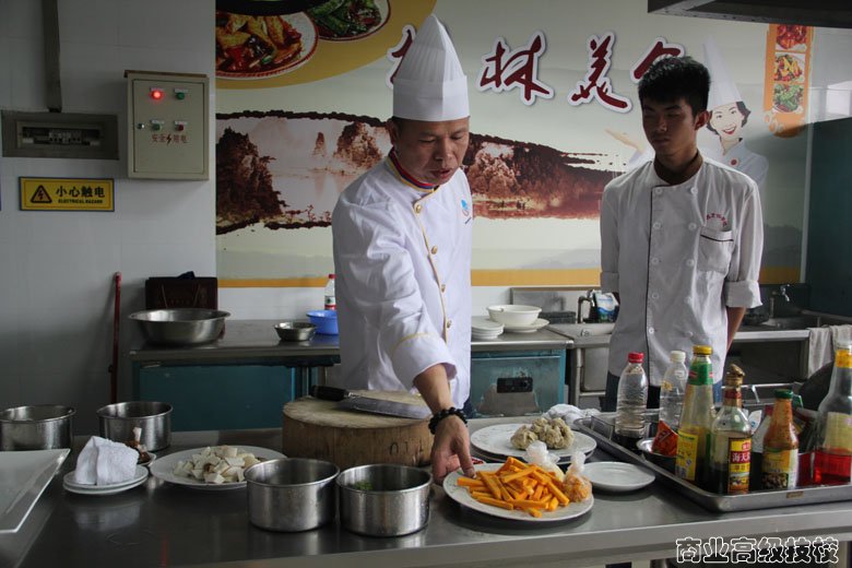 桂林名厨莅临我校为烹饪旅游系高级工班学生表演