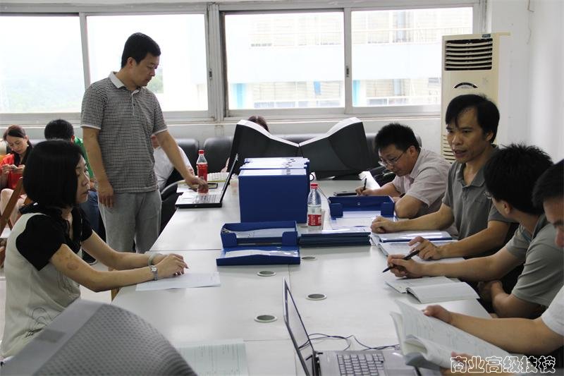 邀请专家到我校指导国示校资料整理工作