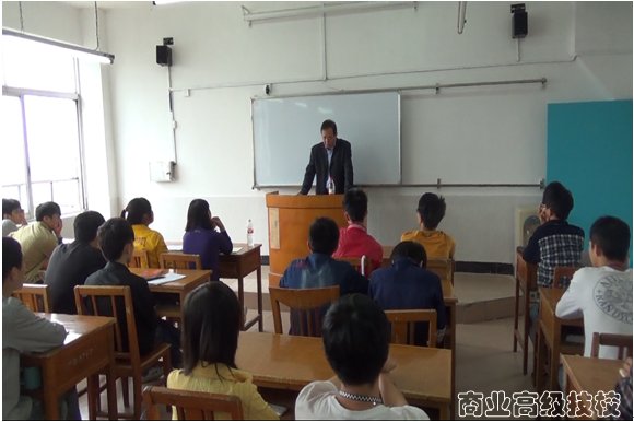 聘请专家到校教学和点评参赛作品，充分发挥校企合作合力