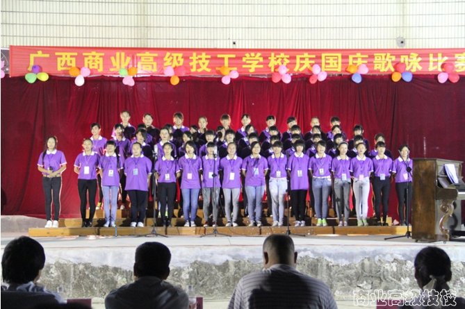 学校举行“歌声嘹亮、唱和谐校园 ” 国庆歌咏比赛