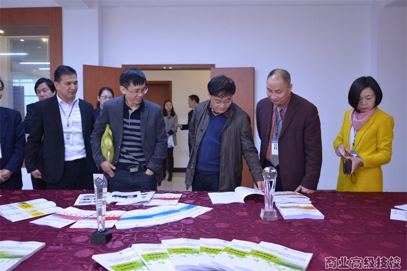 我校喜迎区教育厅国示校中期检查组到校检查指导工作