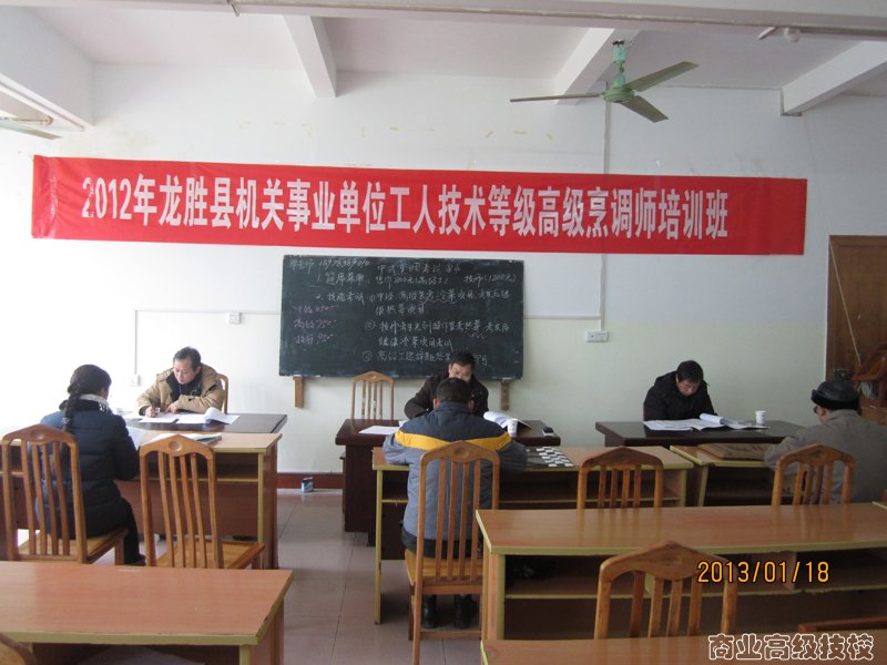 考评员对学员进行论文答辩