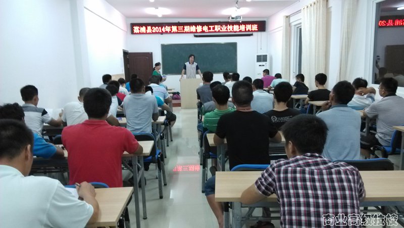 图为我校培训科文科长在开班仪式上讲话