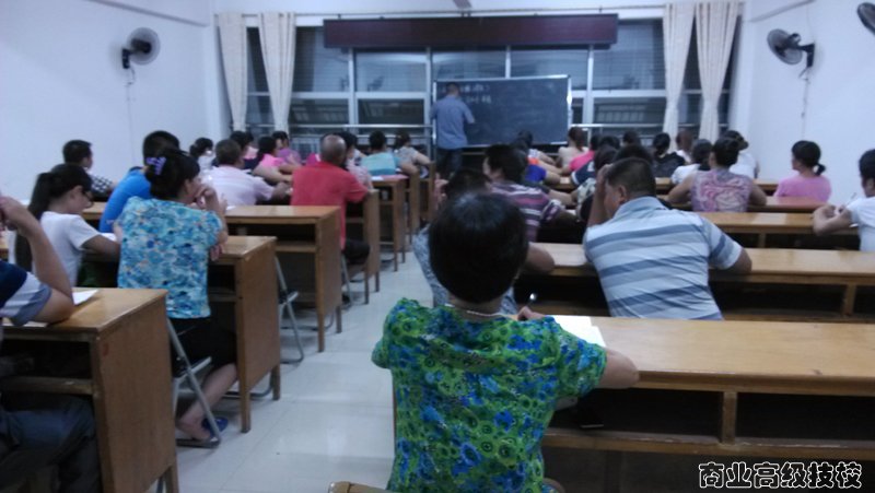 图为维修电工的学员在上课