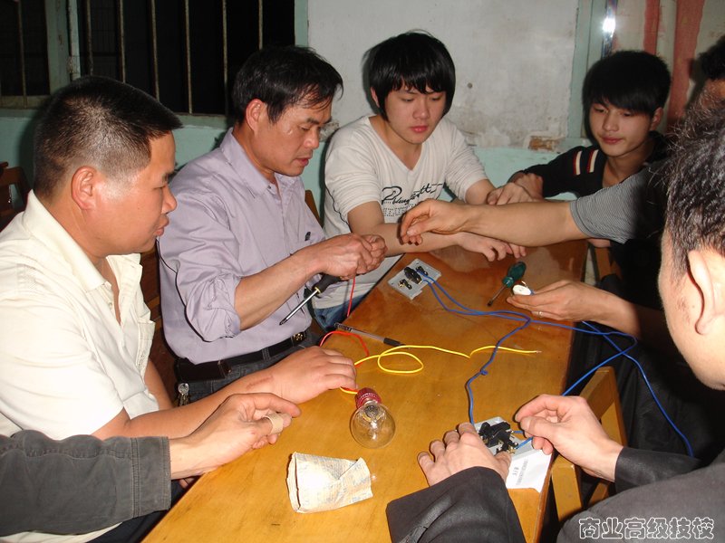 图为学员在认真看老师示范操作