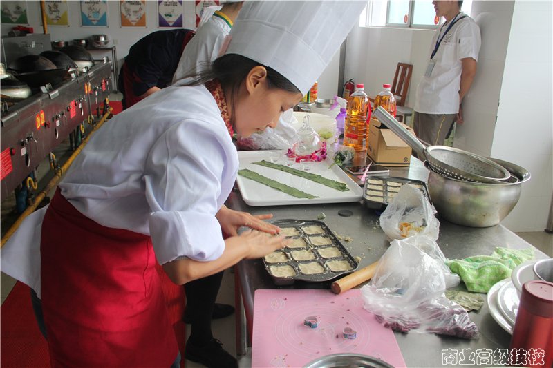 桂林市餐饮行业中式厨艺技能大赛在我校火热开赛