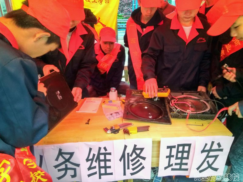 我校组织学生开展“学雷锋活动月”志愿服务活动
