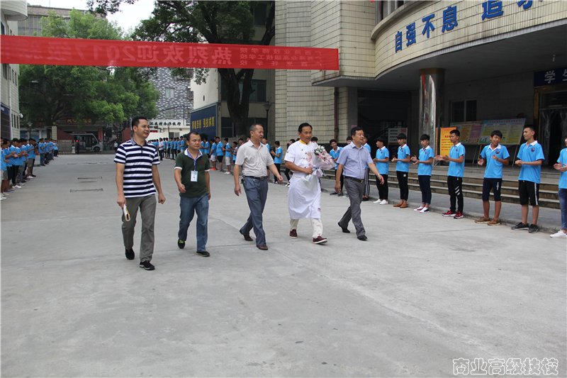 行业专家进校讲学，引领学子开创未来