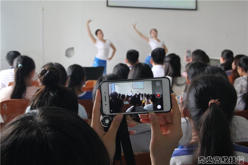 广西商业高级技工学校举行2017级幼儿教育专业新生教育活动