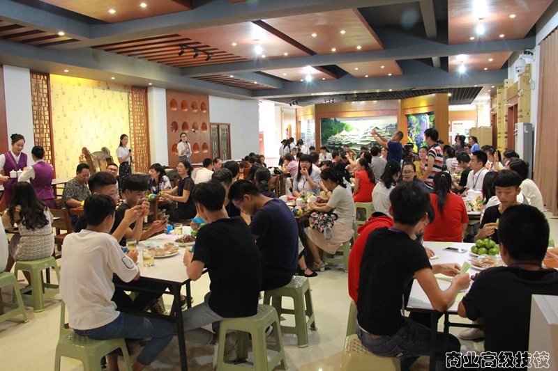 广西商业高级技工学校举行“一节一菜•中秋茶点”活动