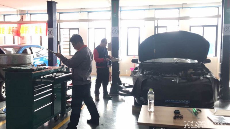 广西商业技师学院汽修专业老师参加2017年广西中等职业学校教师职业技能大赛收获两个一等奖