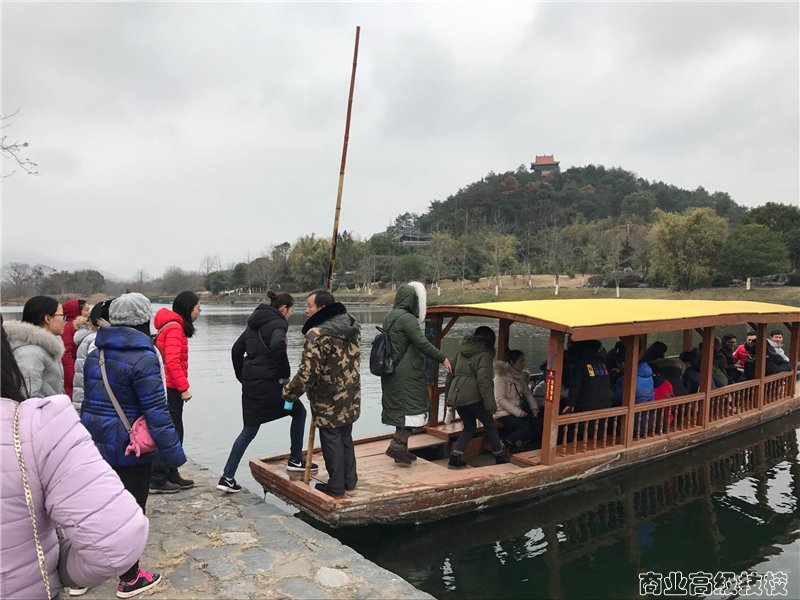 广西商业技师学院组织全体教职工参观红军突破湘江烈士纪念碑园