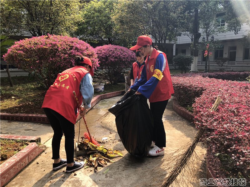 广西商业技师学院学生志愿者到桂林市社会福利院开展学雷锋活动