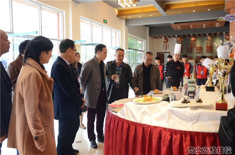 儒雅厚道生气韵——广西书法名家莅临广西商业技师学院讲学授艺