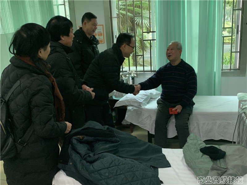 广西商业技师学院党委节前开展送温暖走访慰问活动