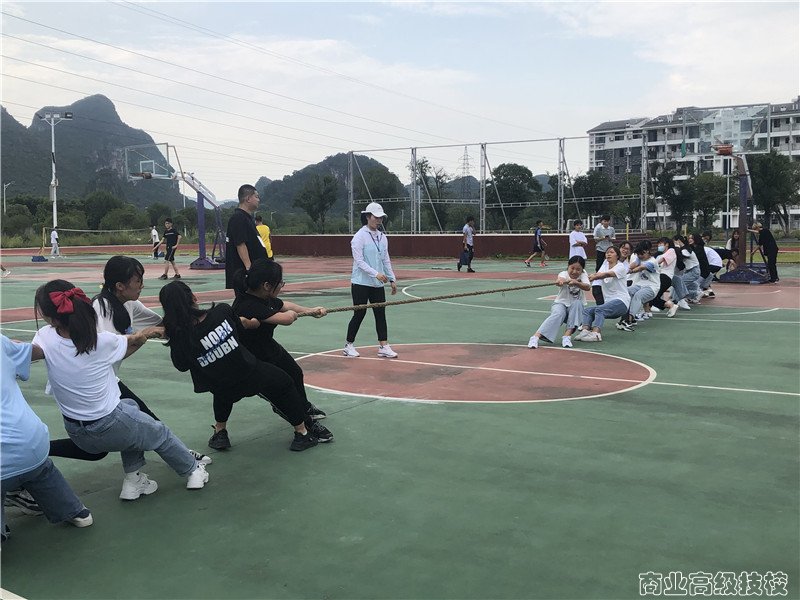 广西商业技师学院2020级新生拔河比赛活动