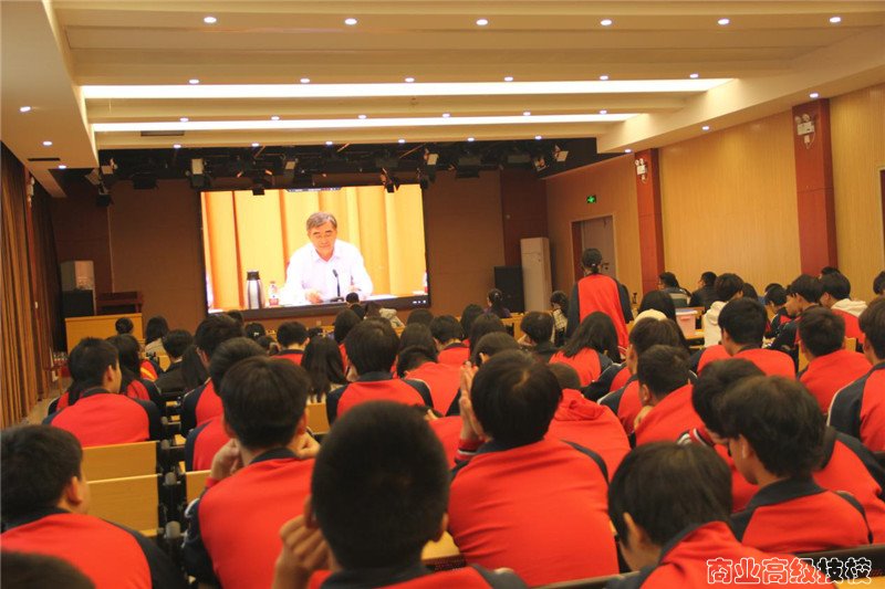榜样激励前行 ——广西商业技师学院组织师生收看“技能成才技能报国”先进事迹视频报告会