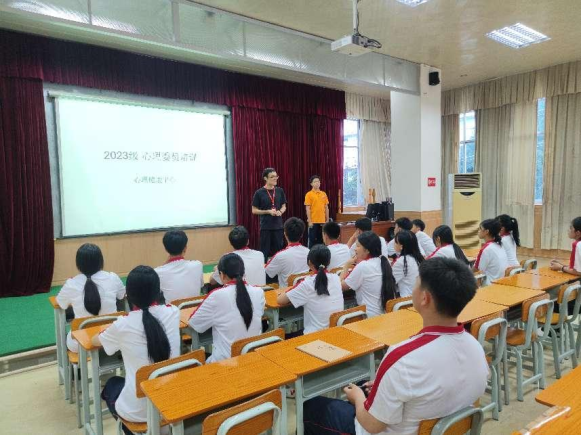 曾浩然老师在二楼会议室主导心理委员培训2.png