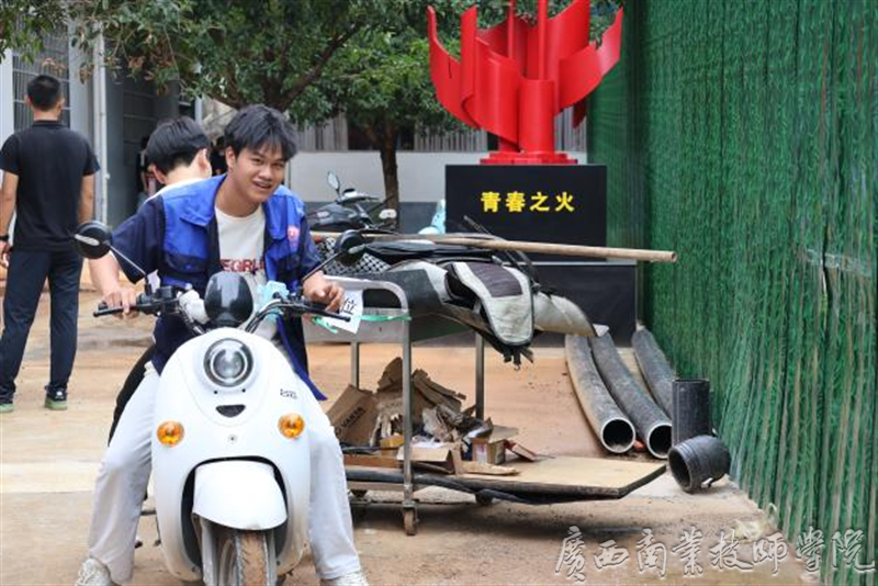 院团委、学保科的老师们带领同学们高效地完成迎新场地布置5.png