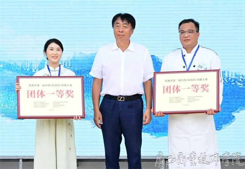 市人大常委会党组副书记、副主任，市总工会主席徐锋为获奖单位颁奖.jpg