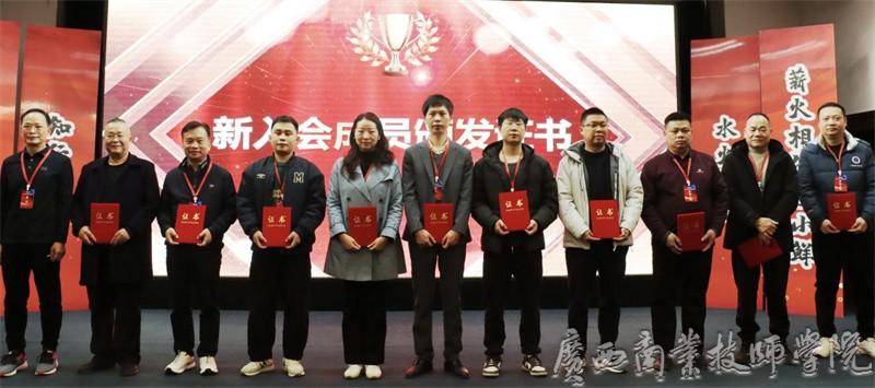 陆燕春为新入会的成员单位颁发入会证书.jpg