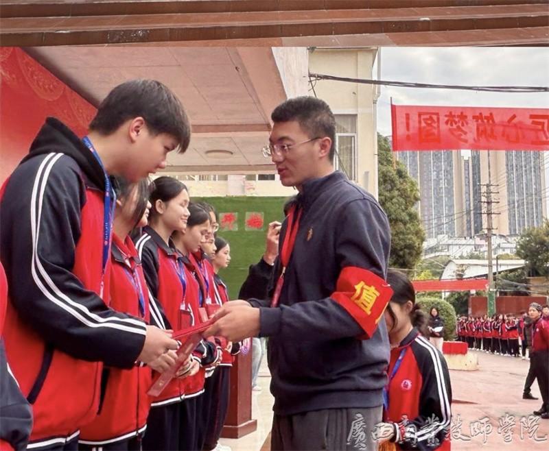 学保科副科长龚学敏为荣获“语文学科成绩优秀奖”的学生颁奖.jpg