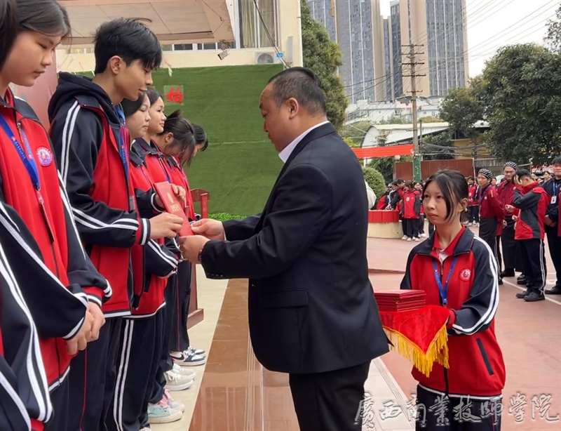 院长助理兼教务科科长朱海刚为荣获“英语学科成绩优秀奖”的学生颁奖.png