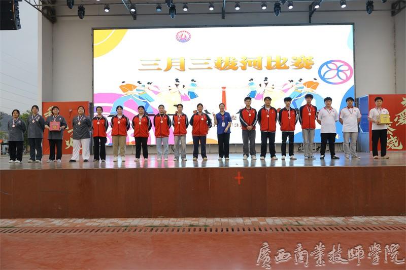 烹饪与营养学部副主任李梅艳老师为获得第三名的班级颁奖.jpg