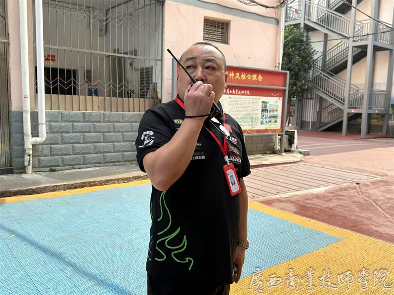 南宁教学点院长助理兼教务科科长朱海刚指挥演练现场.png